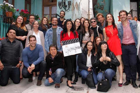 Con buena parte del elenco reunido, además de los productores, la telenovela "Yo no creo en los hombres" inició grabaciones este viernes.