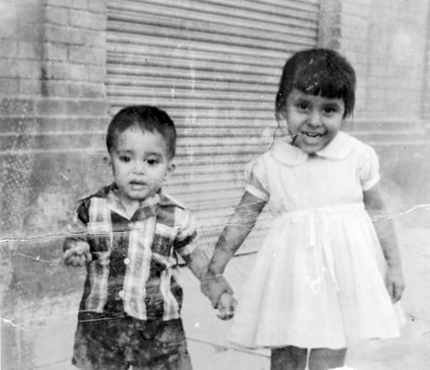 Vicente Cázares y Olivia Rodríguez de paseo en el Centro de Torreón en 1959.