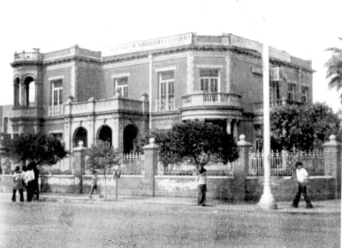 Edificio de la Escuela Bancaria y Mercantil que estaba ubicada en Ildefonso Fuentes y
Juárez, hace ya varias décadas.