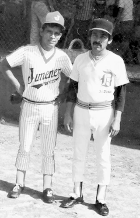 Ángel Nieto, acompañado de la leyenda del beisbol, Juan Palafox, hace varias décadas.