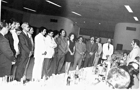 Dr. Óscar Conte, Dr. Macías, Dr. Alfaro, Dr. Jaime Muñoz, Dra. Laureano, Dr. Mauro Aguado, Dr. Arnulfo Lara Ramos, Dr. Ramírez, Dr. Delgado Barrera, Dr. Juan Esdras Rincón, Dr. Antonio Towns, Dr. Patiño y otros miembros de la Asociación de Dentistas de La Laguna, tomando protesta ante el Lic. Jesús Reyes García, representante del Ing. Eulalio Gutiérrez Treviño.