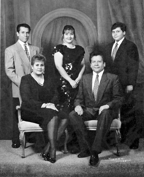 Rosario Elena Santaella de Soto y Emilio Soto Cerda con sus hijos Viridiana, Emilio Fernando y Carlos Alberto Soto Santaella, al cumplir 25 años de matrimonio el cuatro de julio de 1995.