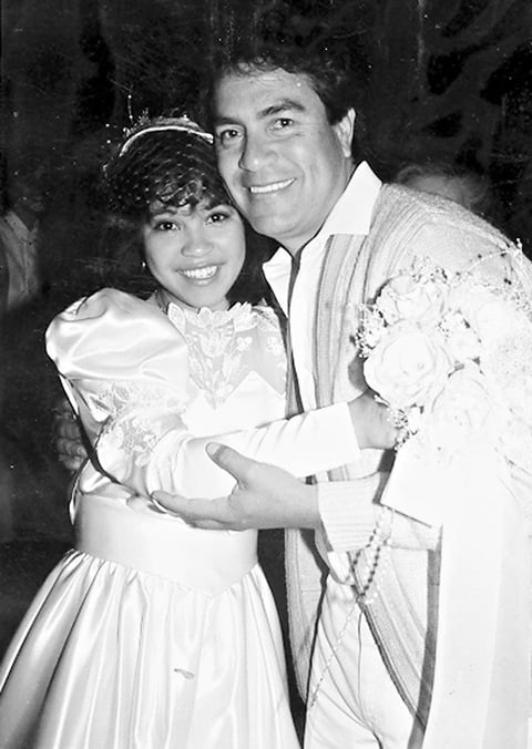 Marlén Jazmín Silva de Anoa, festejando sus quince en
compañía de su padrino, en 1984.