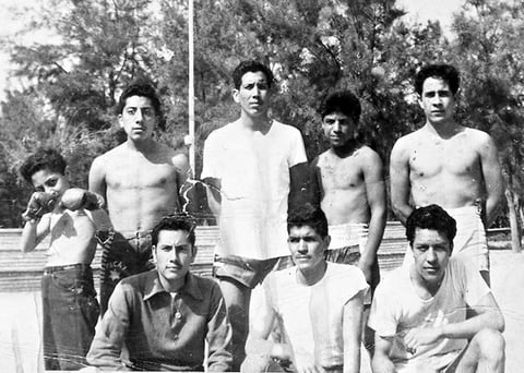 En el Bosque Venustiano Carranza en 1952. De pie, Jaime Escalera, Alfredo Escalera (f), Juan “El Figuras” Rodríguez (f), Antonio “El Zorrito” Ramírez (f) y Pedro Chávez (f); sentados, Anacleto Escalera (f), Antonio Mena (f) y Luis Esparza.