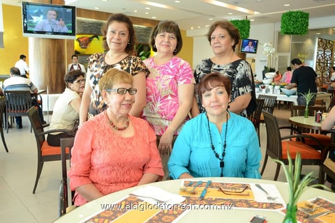 06072014 ES FELICITADA.  Rita recibió multiples muestras de cariño por su cumpleaños. En el festejo, la acompañaron sus amigas: Cecy, Alicia, Conchita y Gloria.