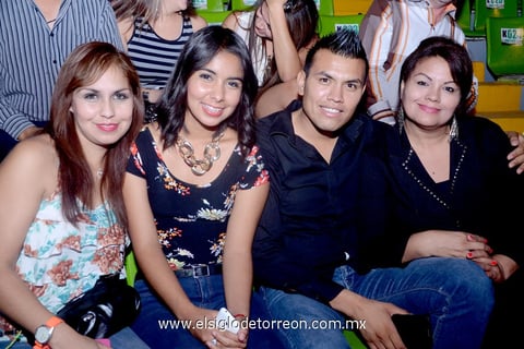 10072014 EN EL PALENQUE.  Rocío, Anarely, Paco y Marcela.