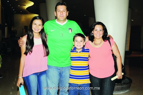 10072014 DISFRUTAN FESTIVAL.  Familia Payán Álvarez.