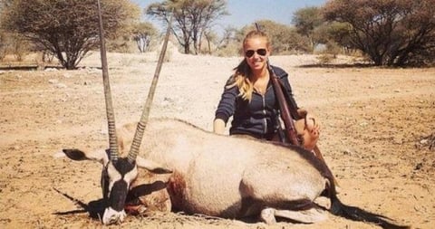 Axelle también ha cosechado criticas negativas ya que es amante de la cacería y público en sus redes una instantánea al lado de un animal muerto y un rifle.