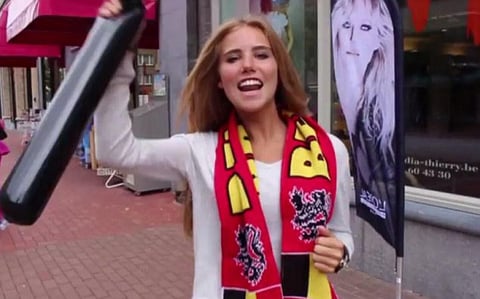 Un día gritaba eufórica apoyando a la Selección de Bélgica en Brasil; al otro, se convirtió en imagen de L´Oreal, ya que tras su fama ha logrado un contrato con la marca de cosméticos.