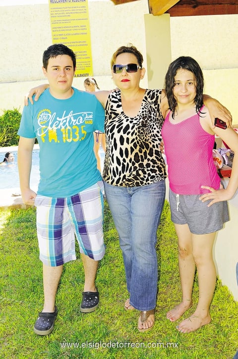 11072014 Naithan, Brigitte y Kizette Collier de la Marliere.