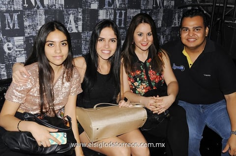12072014 ASISTEN A DESFILE DE MODAS.  Ángela, Isela, Annel y Gamaliel.