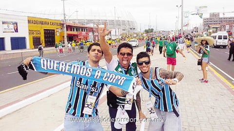 13072014 EN EL MUNDIAL DE FUTBOL.  Beto con fans brasileños.