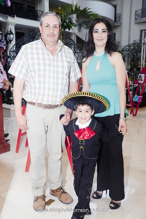 13072014 EN EVENTO ESCOLAR . Luis, Jorge y Adriana.