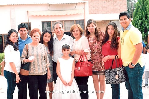 13072014 La pequeña Andrea Alanís en pasado evento social acompañada de sus familiares: Ana Laura, Gabriel, Sra. Angelita, Valeria, Sr. Juan Manuel, Sra. Esperanza, Diana, Cecy y Jorge.