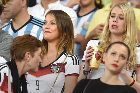 En la tribuna con el '9' aparece Montana Yorke, la novia Andre Schurrle.