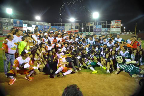 Al final del encuentro ambos equipos se tomaron la fotografía oficial.