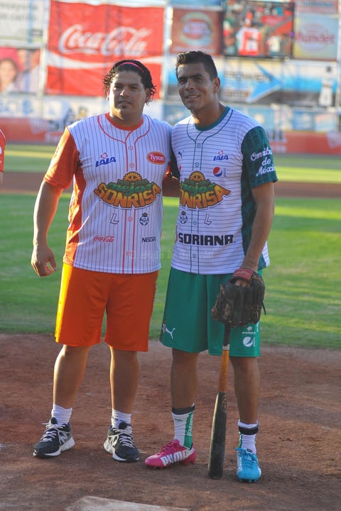 Saíd Gutiérrez junto a Oswaldo Sánchez.