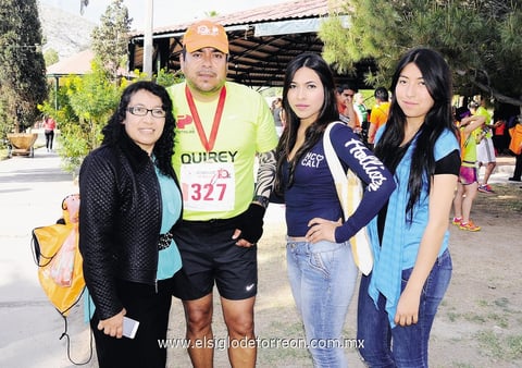 15072014 EN UNA CARRERA.  Miriam Robledo, Rito Robledo, Vasti Robledo y Sandra Treviño.