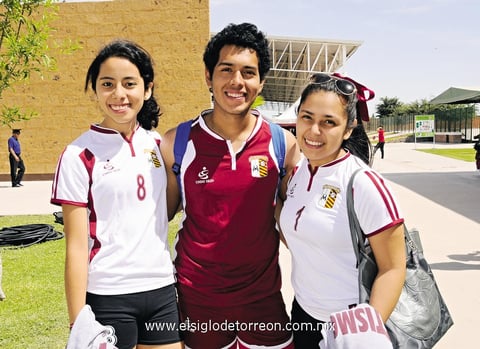 15072014 EN EL COLE.  Arantxa Castillo, Édgar Razo y Mariana López.