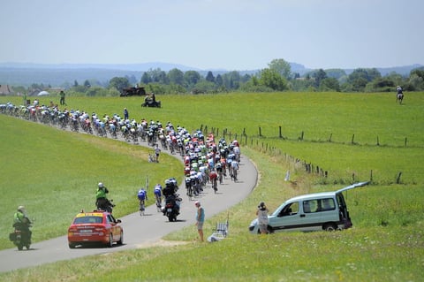Los ciclistas regresaron a la actividad el miércoles luego del primer descanso de la prueba en un recorrido de 187.5 kilómetros que fue de Besancon a Oyonnax, cerca de la frontera con Suiza.