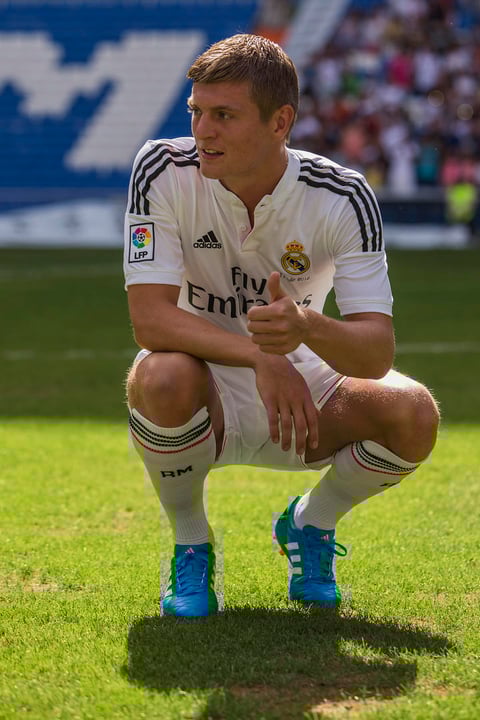 Además tuvo tiempo para saludar a todos los seguidores y lanzar un penalti en la portería del fondo norte que acabó en gol, lo que provocó la aclamación de los diez mil madridistas al grito de 'Toni, Toni'.