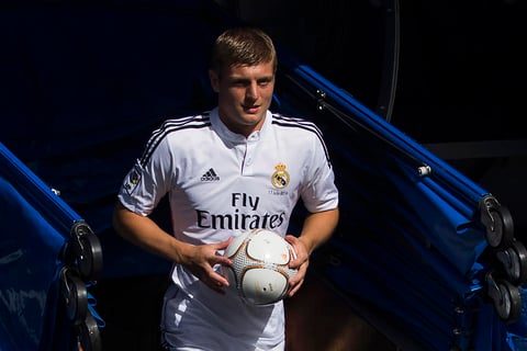 Kroos salió por el túnel de vestuarios minutos antes de las seis de la tarde, acompañado de personas de su entorno, entre los que estaba su hermano, el también profesional Felix Kroos.