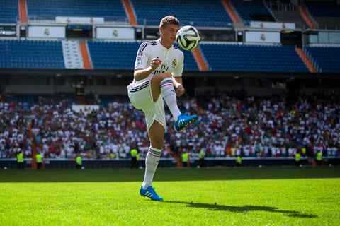 Unas 10,000 personas se han dado cita en las gradas del estadio Santiago Bernabéu para arropar al centrocampista alemán Toni Kroos en su primer día como jugador del Real Madrid.