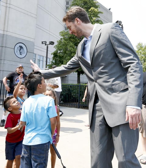Gasol saludó a la afición a las afueras del United Center.