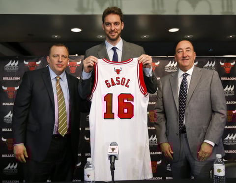 El gerente general de los Bulls, Gar Forman, y el entrenador Tom Thibodeau, acompañaron a Gasol en la presentación oficial ante los medios de comunicación locales.