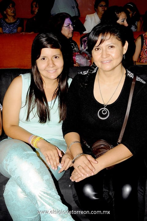 22072014 EN RECIENTE EVENTO.  Rocío y Sofía.