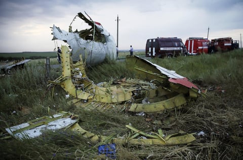 El aparato del vuelo MH17 que cubría la ruta entre Amsterdam y Kuala Lumpur fue presuntamente derribado por un misil tierra aire, según los servicios de inteligencia de EU, que sin embargo no han podido especificar la autoría del ataque.
