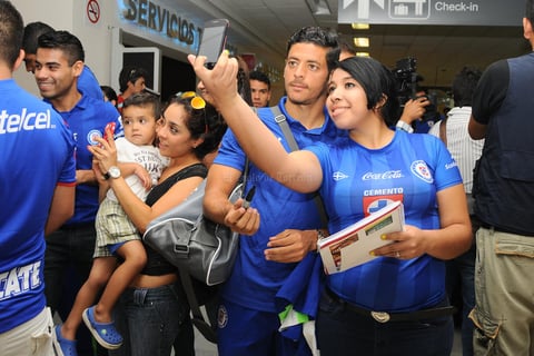 No podía faltar el 'selfie' de la aficionada con Alejandro Vela.