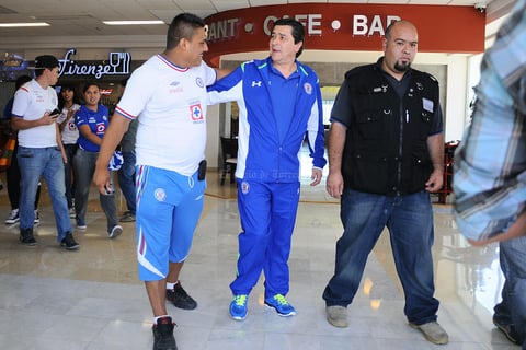 El entrenador Luis Fernando Tena saludando a los aficionados.