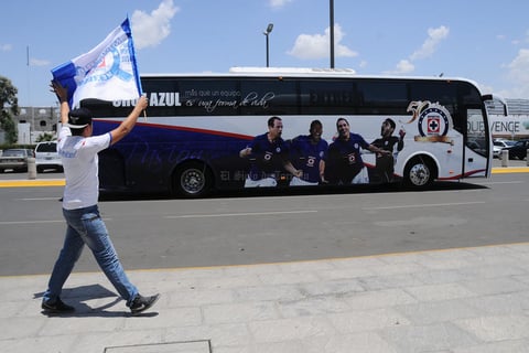 Cruz Azul llegó a Torreón este jueves, donde fue recibido por la afición.