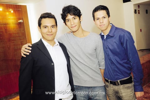 26072014 EN EL TEATRO.  Douglas, Daniel y Jesús.