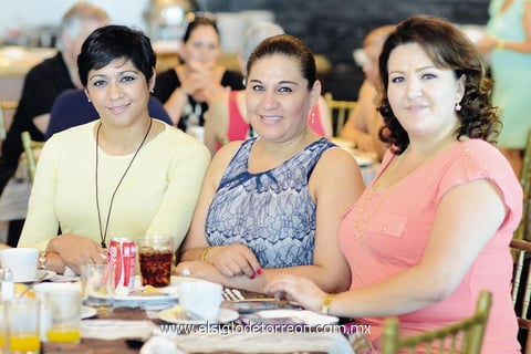 26072014 EN UNA COMIDA.  Cecilia, Imelda y Mireya.