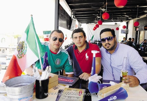 28072014 ENTRE AMIGOS.  José Luis, Luis y Javier.