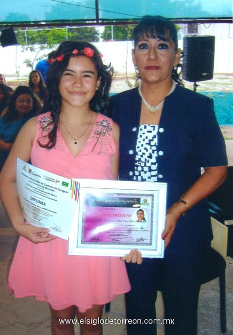 27072014 Magaly Venegas del Castillo Osornio, alumna de 6° grado de la Esc. Prim. Don Mariano Matamoros, quien recibirá reconocimiento del Presidente de la República, por ser ganadora en olimpiada del conocimiento infantil 2014 en Coahuila, la acompaña su Mtra. Norma Leticia Alvarado Soto.