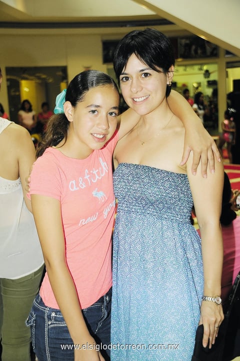 27072014 EN EL MALL.  Caro y Marytere.
