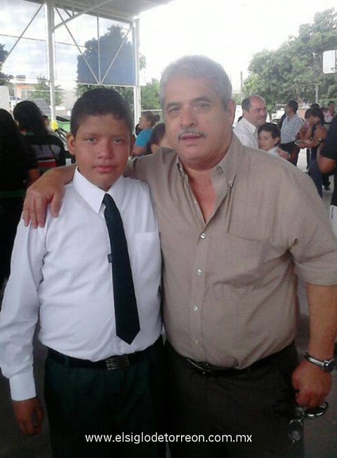 27072014 En su graduación de primaria el niño Johan Gregorio Aguilar con su padrino Lic. Felipe García.