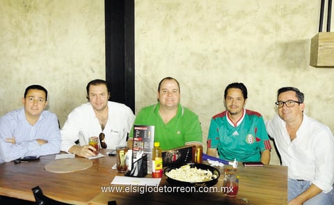 27072014 PASAN DIVERTIDA TARDE.  Julio, Miguel, César, Halil y Nando.