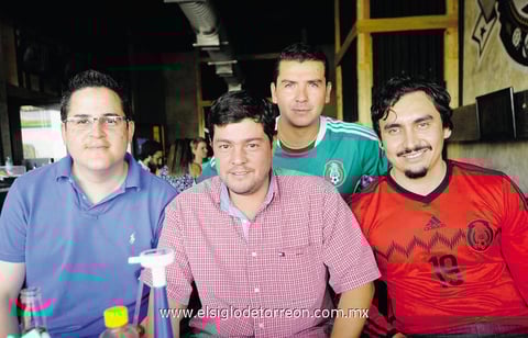27072014 ENTRE AMIGOS.  Abraham, Federico, Pepe y Ramiro.