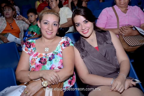27072014 EN UNA CONFERENCIA.  Paola y Mónica.