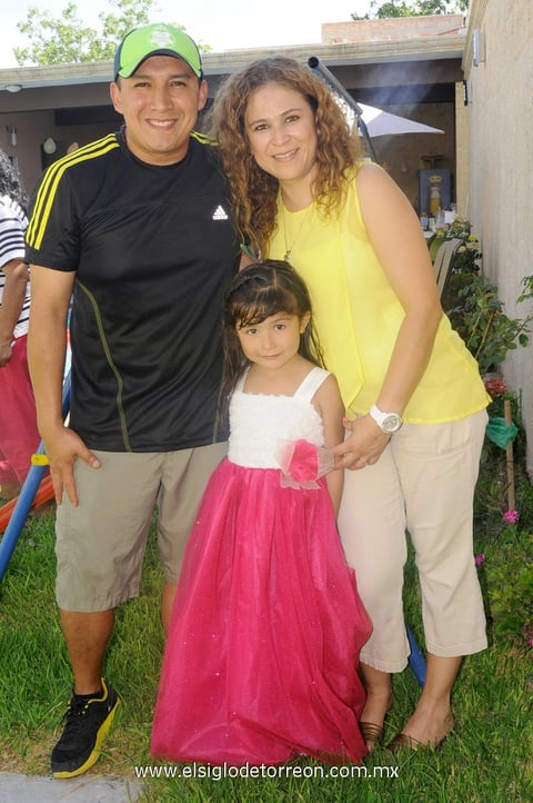 27072014 CUMPLIÓ AÑOS.  Renata García Escobedo con sus papás Lucas García y Diana Escobedo.