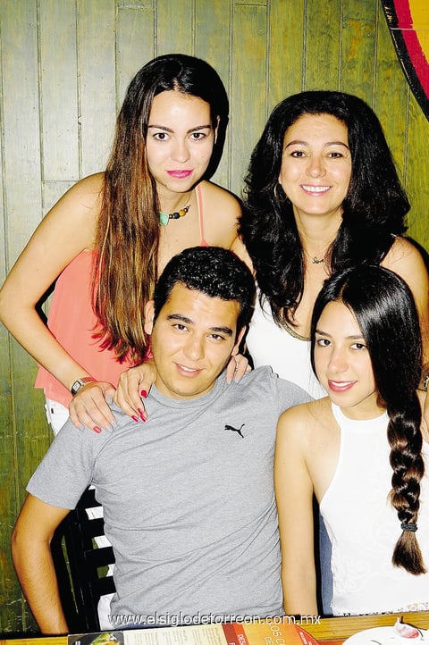 29072014 EN RECIENTE FESTEJO.  Luisa, Javier, Victoria y Laura.
