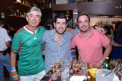 29072014 EN CATA DE WHISKY.  Cacho, Christian y Carlos.