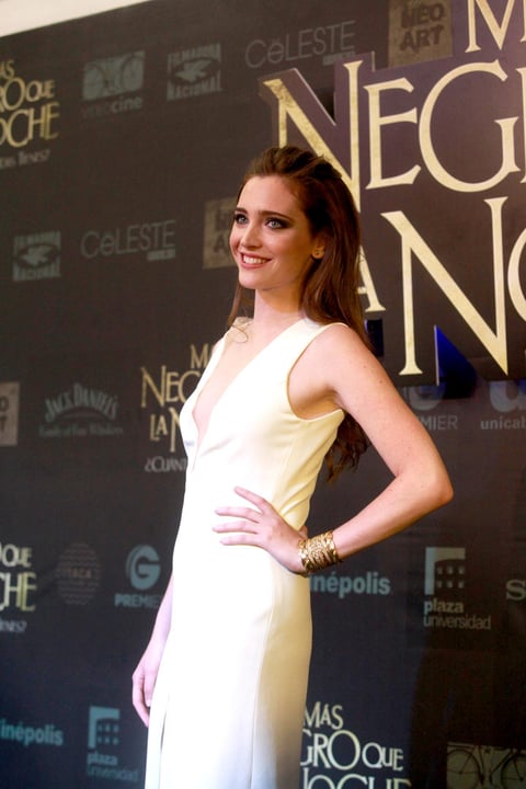 La actriz Ona Casamiquela llegó con un vestido blanco de pronunciado escote.