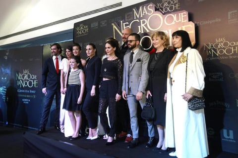 Actrices y actores del elenco de Más negro que la noche, una nueva versión en 3D de la película clásica del escritor y director Carlos Enrique Taboada (1929-1997), asistieron anoche, junto con numerosas celebridades, a la presentación de la nueva cinta que busca su lugar en el cine de terror mexicano.
