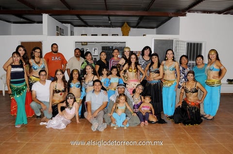 06082014 Integrantes del grupo de danza árabe.