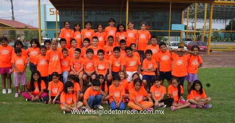 07082014 Niños de ocho años en el campo de softbol.